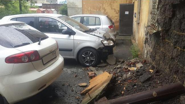 В Челябинской области часть дома обрушилась прямо на автомобиль