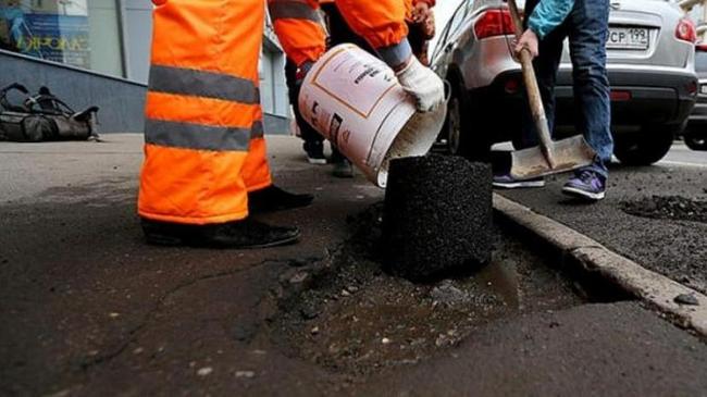 Ноу-хау весны 2017: челябинские дороги ремонтируют «холодным асфальтом»