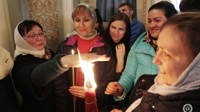 Православные челябинцы проверили на себе, обжигает ли Благодатный огонь