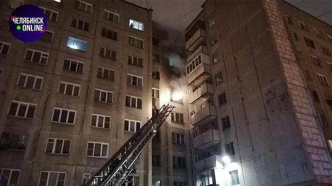 🔥 В Челябинске из-за ночного пожара эвакуировали бывшее общежитие.