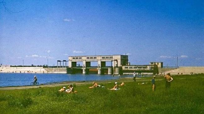 Наша любимая плотина! А вам уже хочется позагорать на солнышке и покупаться в озере?