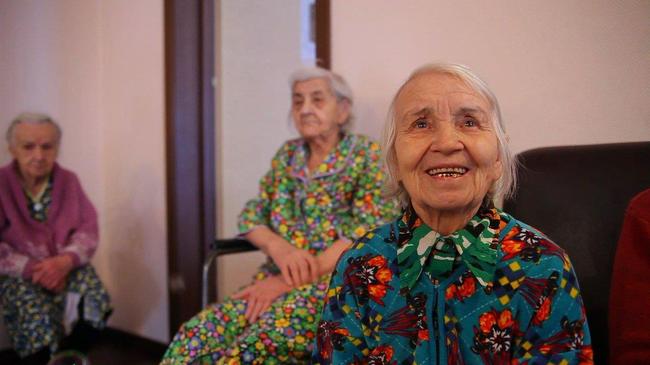 Челябинцев призывают поздравлять одиноких стариков с Новым годом