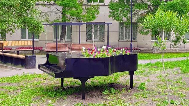 🌸 Вот такой "рояль в цветах" появился в сквере у Института искусств им. Чайковского 😊.