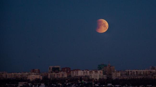 Сегодня с утра было лунное затмение. Кто видел? А может кто и сфотографировал? Кидайте фото в комменты!