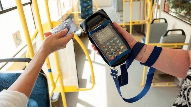 В трамваях и троллейбусах Челябинска заработает оплата проезда через смартфон