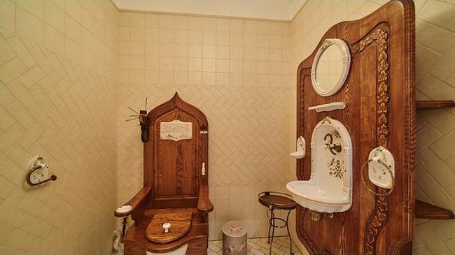 В Челябинске продают особняк с троном-унитазом за 80 миллионов рублей