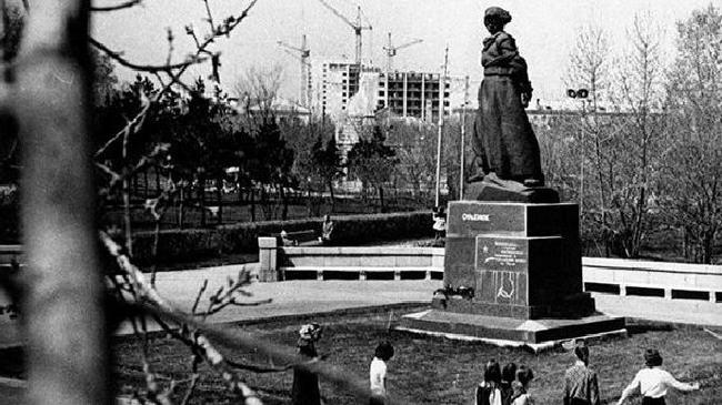 Орлёнок — памятник на Алом поле, открыт 29 октября 1958 в день сорокалетия комсомола. А что за здание на заднем плане строится?