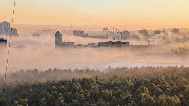 Сегодня утром Челябинск накрыл туман. Горожане жаловались на неприятный запах