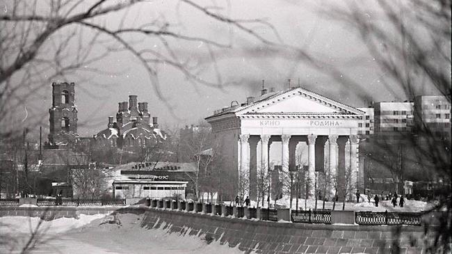 Вид на Заречье и кинотеатр "Родина" с правого берега. Середина 1970-х гг. Узнали?