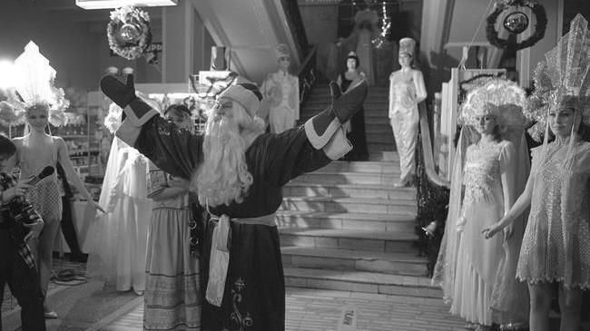 🎄 Новогодняя елка в Молодежной моде. Декабрь 1998 года. Фото М. Петрова