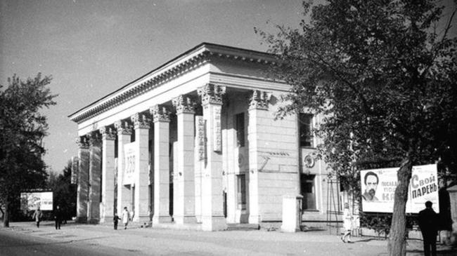 Кинотеатр 30 лет ВЛКСМ, Цвиллинга 81. Фотография 1974 года. Сейчас в этом здании находится ресторан Galleria Venezia. Узнали? 