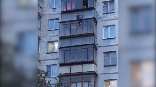 Жительница Челябинска гуляла по козырьку балкона на 6 этаже