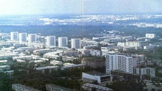 Фотография города с высоты, самое начало 80х. Школьник еще только строится. Все 14 этажки на Ленина уже стоят. 