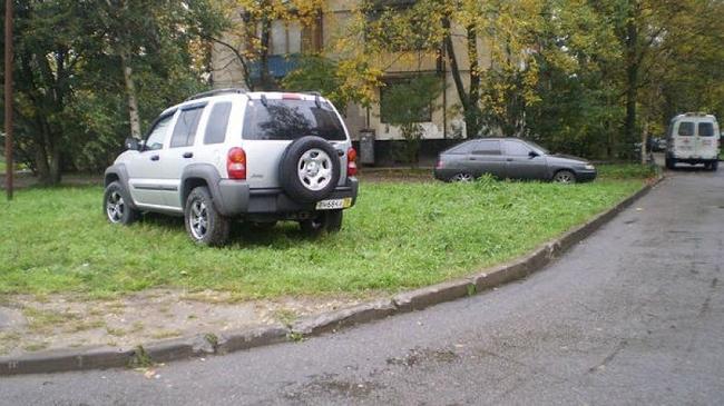 До трех тысяч рублей подняли штраф за парковку на газонах