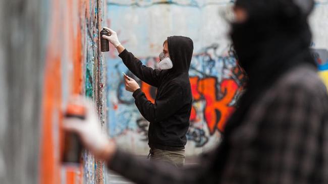 В трех городах России появились огромные граффити от челябинских райтеров
