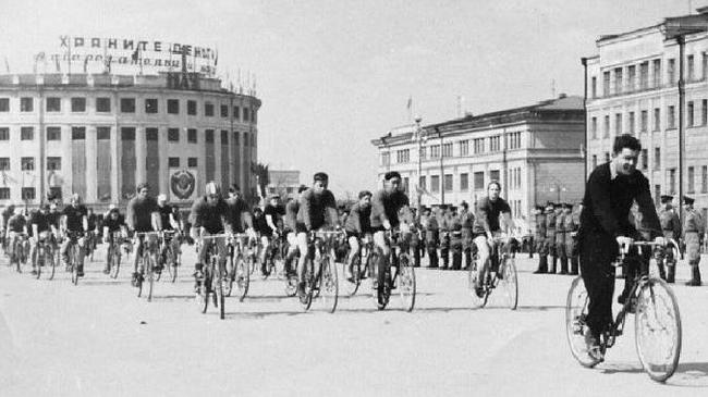 Колонна велосипедистов на площади Революции. Какое событие представлено на фото?