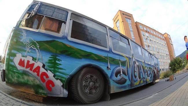 Граффити украсили троллейбус в Миассе