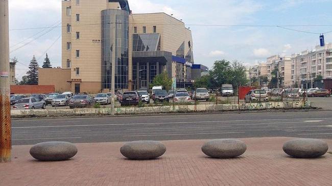 Остановка «Алое Поле». Кто помнит, где в Челябинске впервые появились эти камешки? 😎