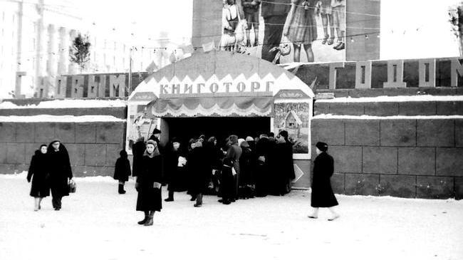 📸 У подножия строящегося памятника Ленину, 1957 год. 