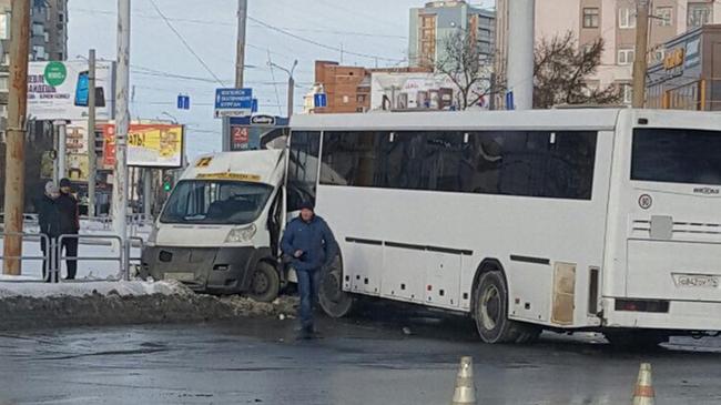 В Челябинске при ДТП с автобусом и маршруткой пострадали семь человек