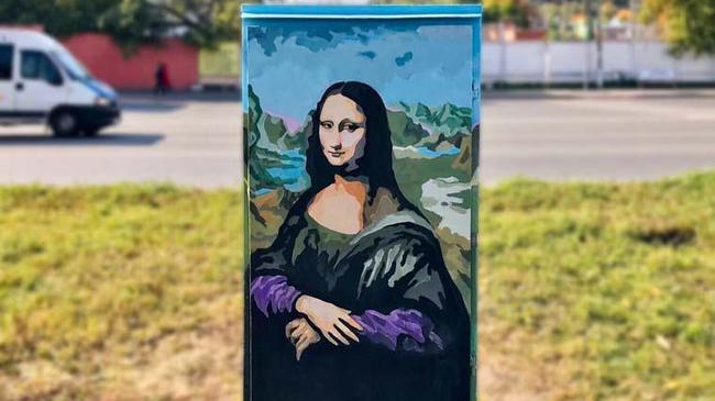 Сразу два портрета Моны Лизы украсили улицу Труда в Челябинске‍