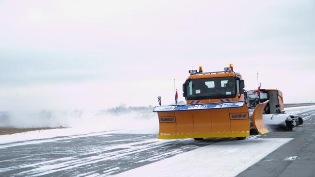 Челябинский аэропорт тестирует уникальную снегоуборочную технику