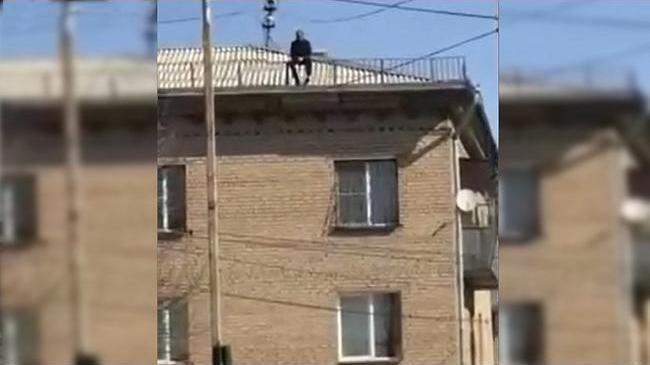 Мужчину отговаривают прыгать с крыши спецслужбы в Челябинске