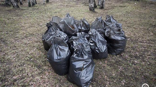В Челябинске активно вывозят оставшиеся мешки мусора после субботников
