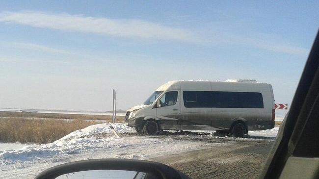 В Челябинской области маршрутка с детьми вылетела с дороги в озеро