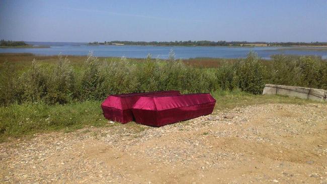 Два розовых гроба на берегу озера шокировали южноуральцев ФОТО