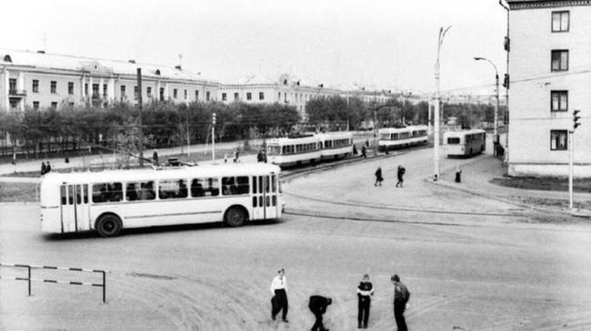 Троллейбус поворачивает с Новороссийской на Машиностроителей. Мальчишки играют на проезжей части, и это в порядке вещей.