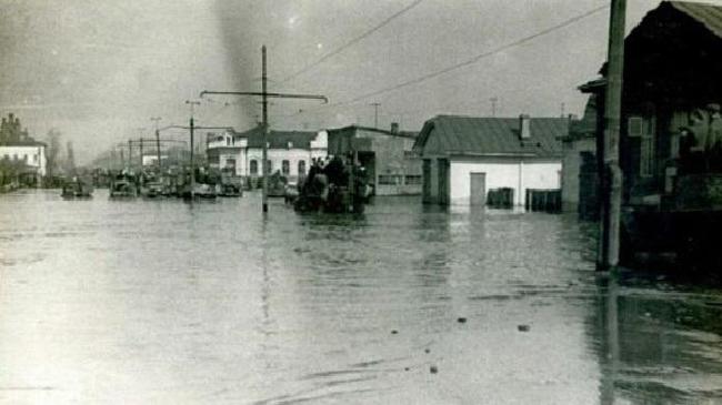 И такое у нас было! Наводнение 1946 года в Челябинске. Снято от моста на Кирова в сторону Теплотеха. 