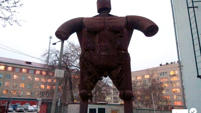  👀 Горожане вновь «украсили» самую неоднозначную скульптуру Челябинска