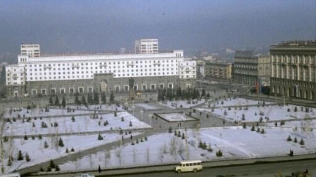 ☃ Вид на сквер на площади Революции и улицу Тимирязева. ❓ Вот интересно, что там делает каток (внизу справа на фото), зима ведь уже! 😎