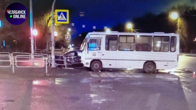 ⛔ Водитель легковушки скончался в результате аварии с ПАЗом.