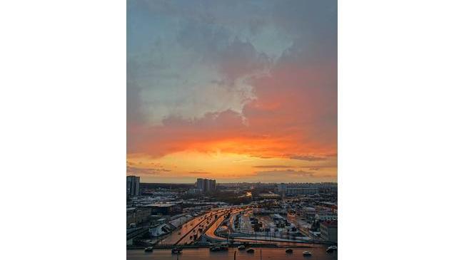 Закат красит весь город багрянцем... Красота! 😊