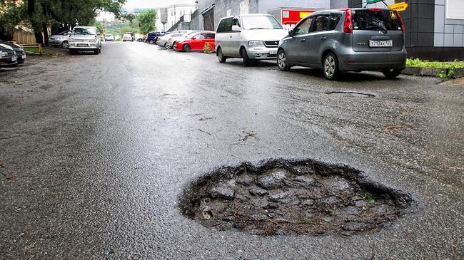 Челябинские власти заплатят водителю 55 тысяч за яму на дороге