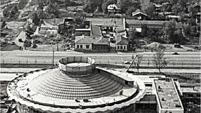 Строительство цирка, конец 70х годов. Напротив свои дома. Этот район начнут сносить чуть позже.