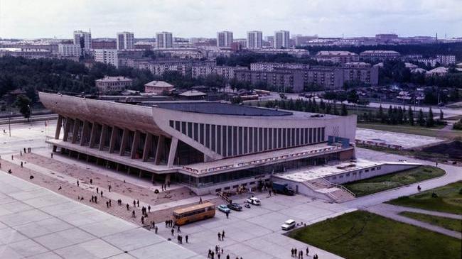 ДС «Юность» 70-е годы. ⛸ Ещё стоит один, не обросший кучей зданий вокруг и нет автовокзала 🚌