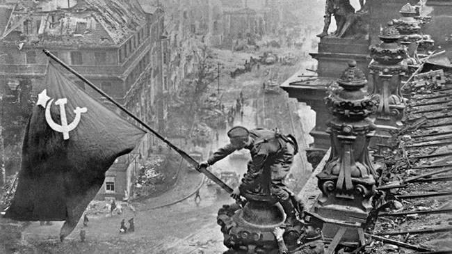 В Берлине над Рейхстагом было водружено Знамя Победы. 