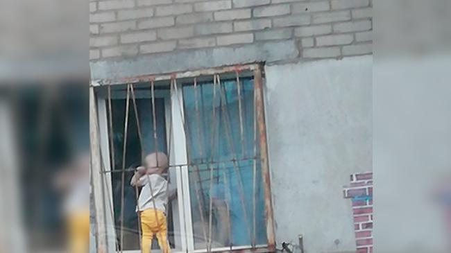 Жителей Челябинской области встревожены детьми, стоящими на окнах