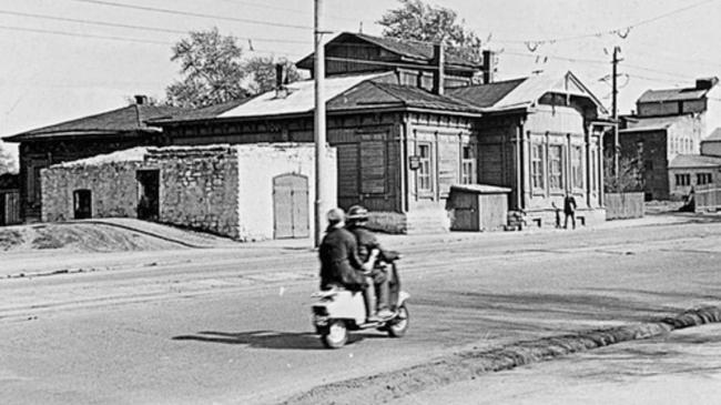 Здание первой челябинской городской аптеки, построенной в 1904 году. Фотография 1969 года. 