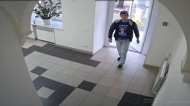 Полиция разыскивает мужчину, облившего зелёнкой челябинский офис «Единой России»