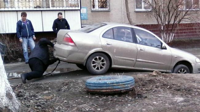 Во дворе на северо-западе Челябинска в коммунальную яму провалился автомобиль 