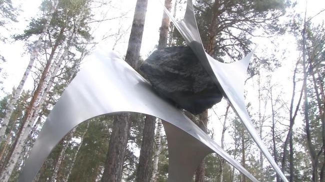 На озере Чебаркуль открыли памятник Челябинскому метеориту