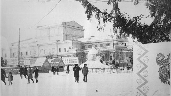 Именно так выглядел ледовый городок на площади Революции, 1975 год ❄️  Есть те, кто помнят? 🤔