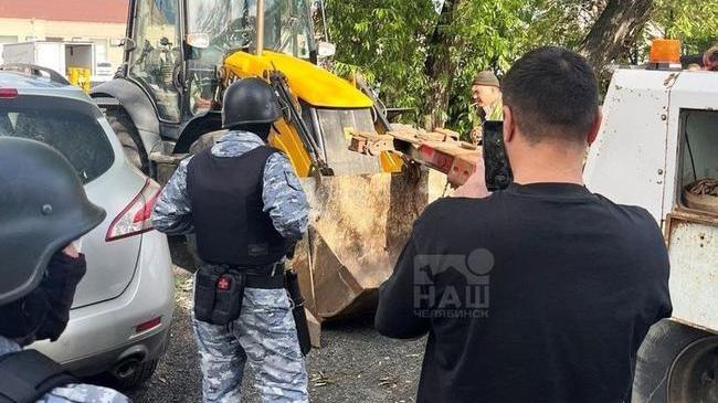 🚨 Приставам пришлось вызывать спецназ из-за экскаватора