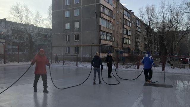 Во дворах Челябинска заливают хоккейные ледовые площадки. Всего по городу будет открыто 78 бесплатных катков