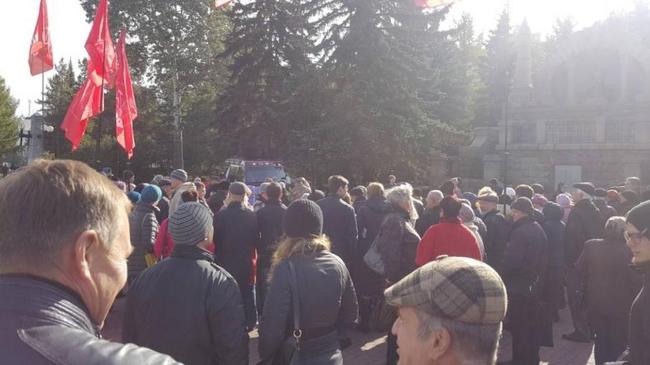 «Дойдём до Верховного суда!»: владельцы дач, которым угрожает дорога, вышли на митинг в Челябинске 