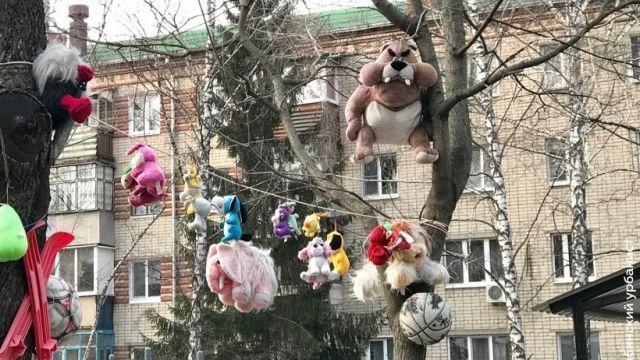 Жуткое кладбище мягких игрушек обнаружили в Челябинске
